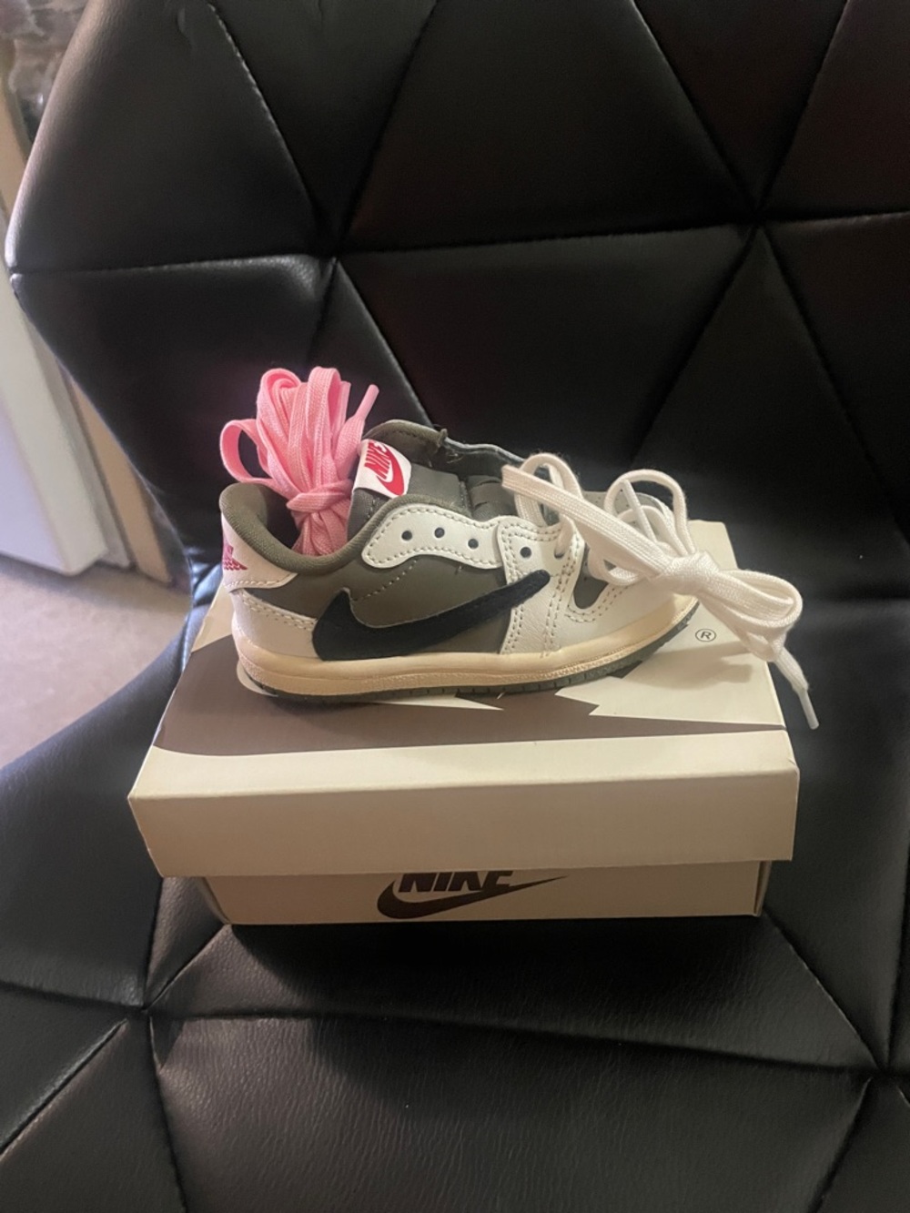 Nike Kids White, Olive & Black Low-Top Sneakers with Pink Extra Laces